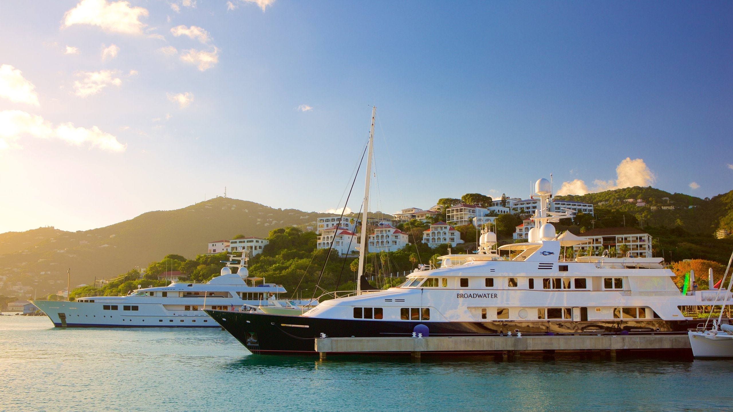 Charlotte Amalie ofreciendo vistas generales de la costa, una bahía o puerto y una ciudad costera