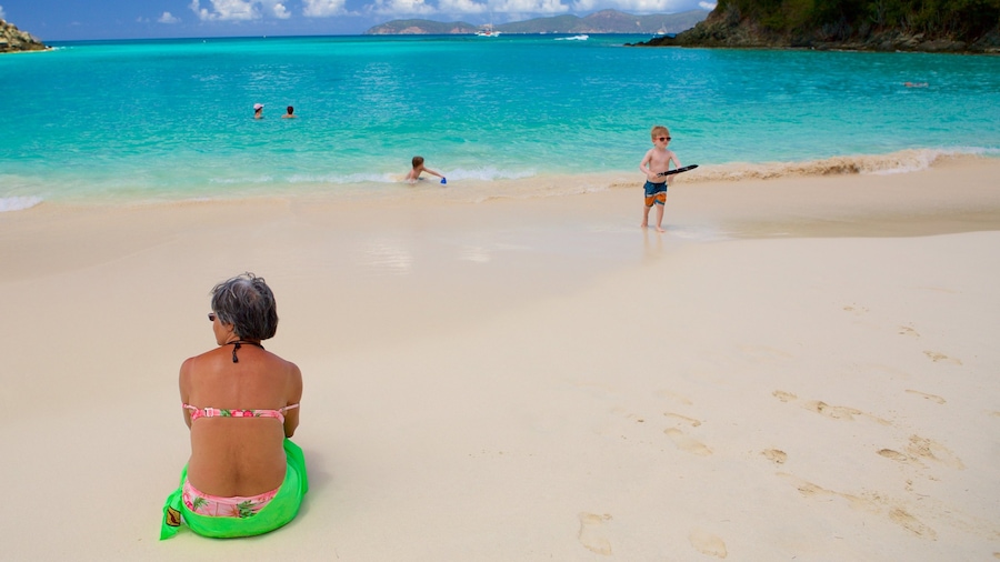 Trunk Bay toont een zandstrand en ook een vrouw