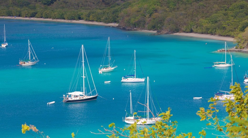 Plage de Maho montrant baie ou port