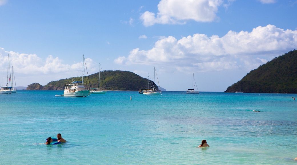 Maho Beach som visar bad och en hamn eller havsbukt