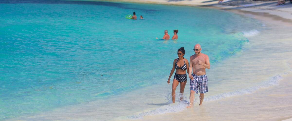 Smith Bay Beach johon kuuluu hiekkaranta sekä pari