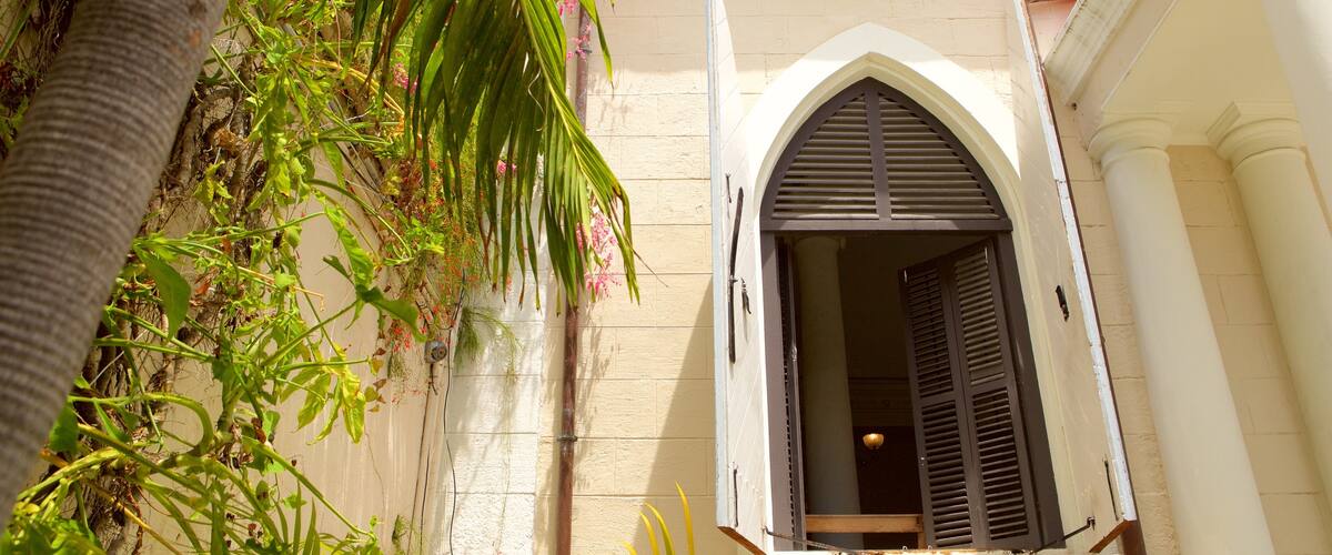 St. Thomas Synagogue showing a church or cathedral