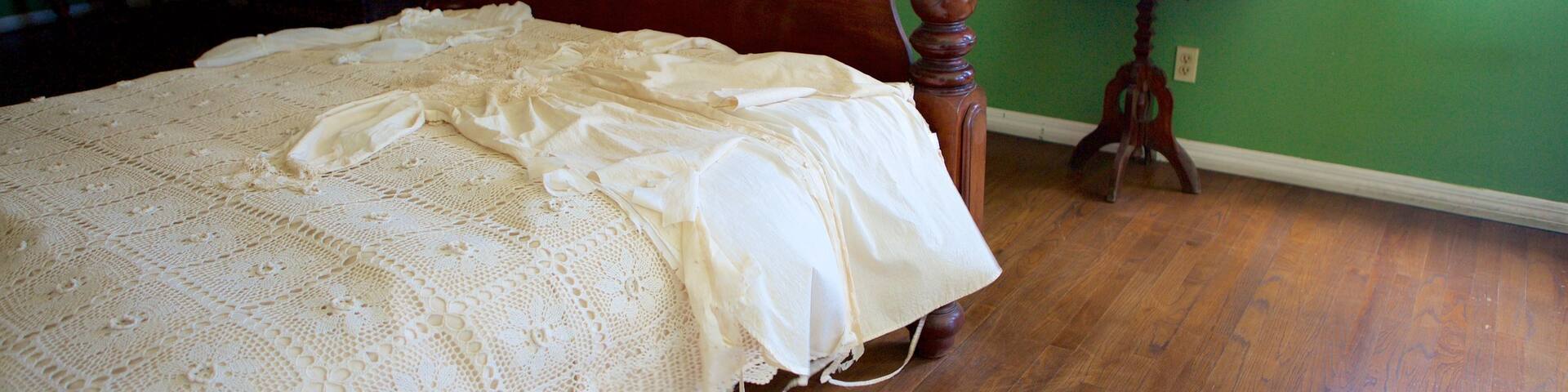 Blackbeard\'s Castle showing interior views