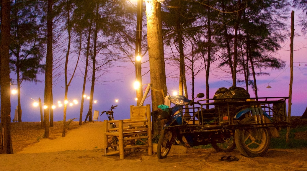 Khao Lak welches beinhaltet Sonnenuntergang