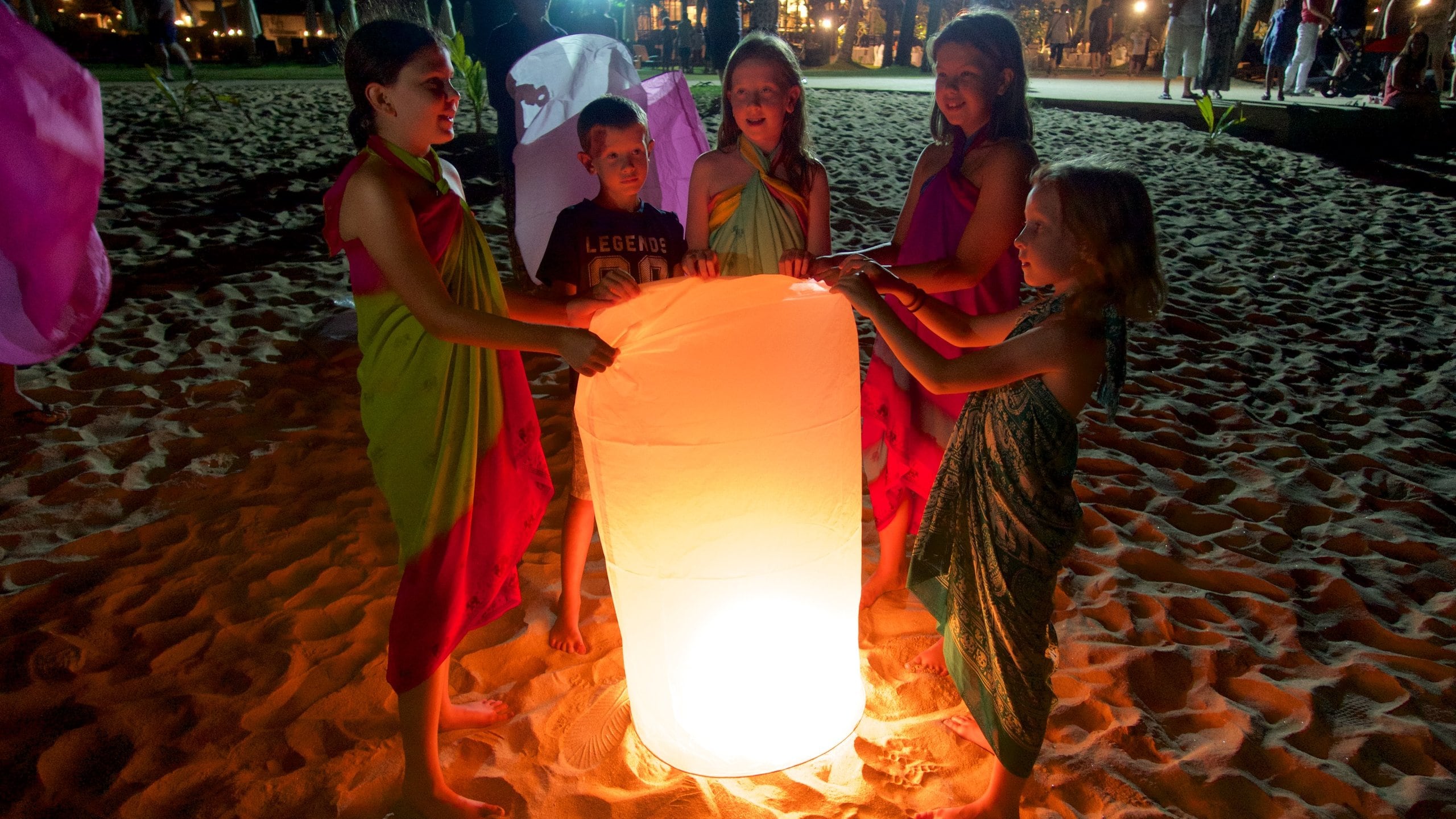 Khao Lak mostrando escenas nocturnas y también un pequeño grupo de personas