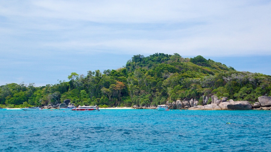 Parque Nacional de Ko Similan que incluye vista general a la costa