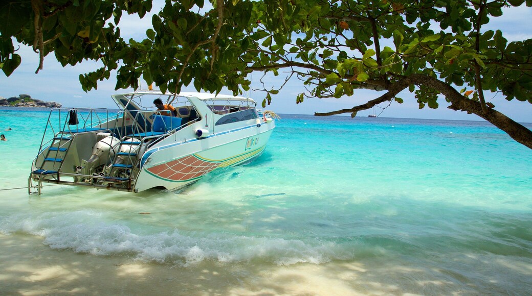 Parque Nacional de Ko Similan que incluye una playa de arena, paseos en lancha y escenas tropicales