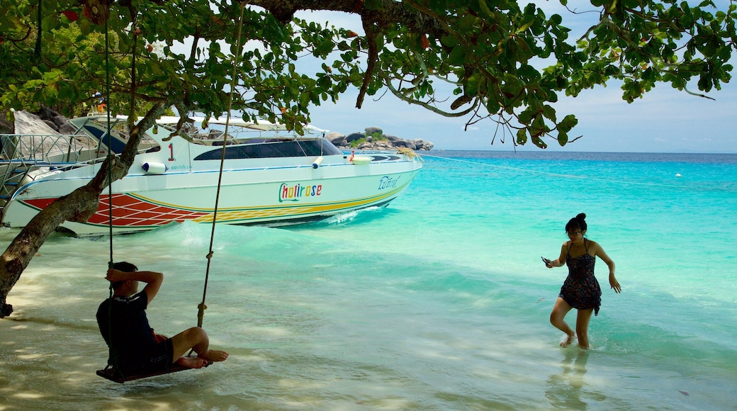 Parque Nacional de Ko Similan ofreciendo una playa y también un pequeño grupo de personas