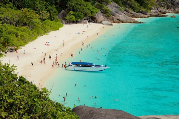 Parc national de Ko Similan montrant cÎte escarpée et plage de sable