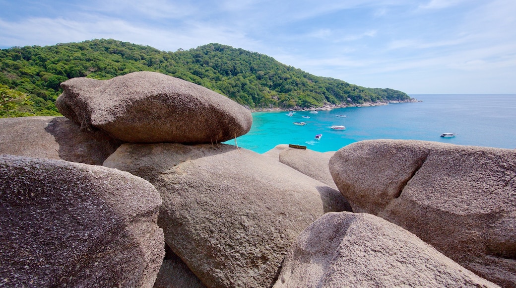 Parque Nacional de Ko Similan ofreciendo costa escarpada