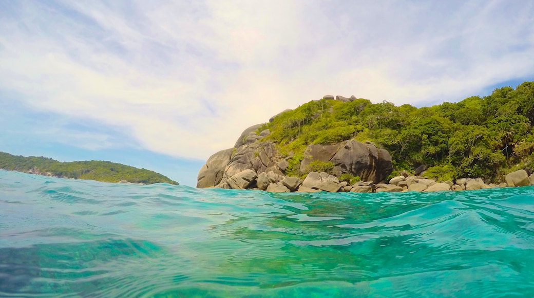 Parque Nacional de Ko Similan ofreciendo vistas generales de la costa