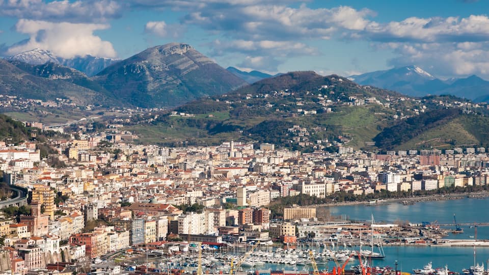 Salerno mit einem Küstenort und Landschaften