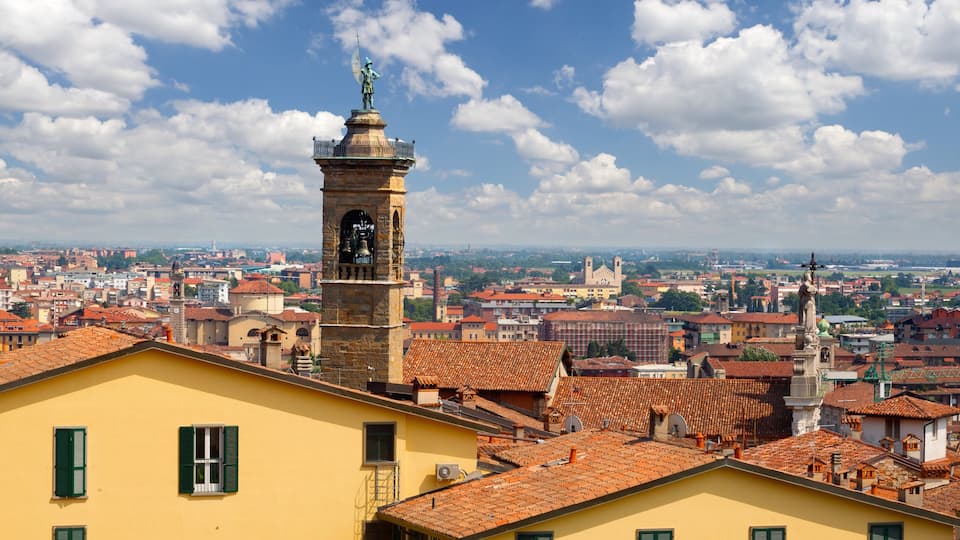 Bergamo showing a small town or village