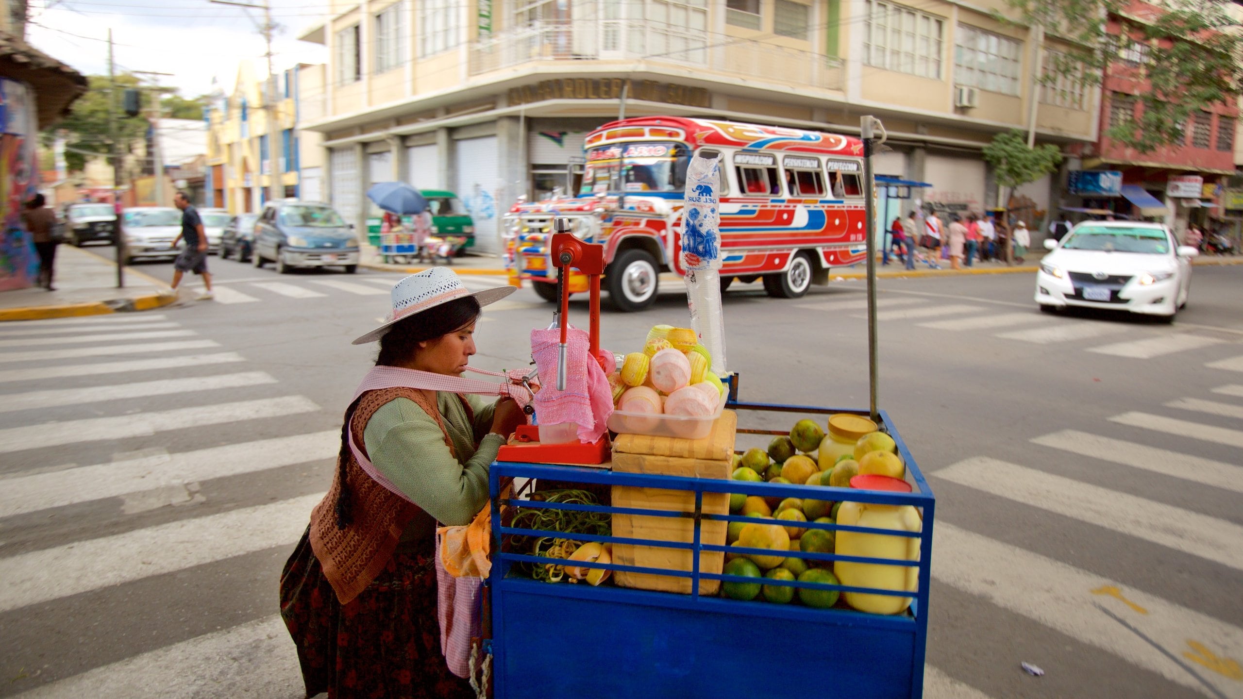 Cochabamba que incluye escenas urbanas y comida