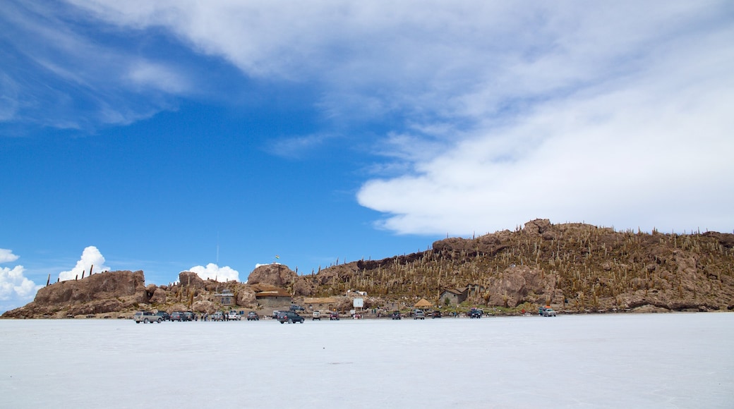 Salar de Uyuni -suolatasanko joka esittää rauhalliset maisemat ja maisemat