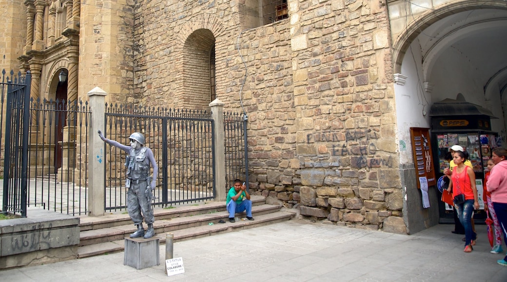 Catedral de Cochabamba que incluye una estatua o escultura y una ciudad