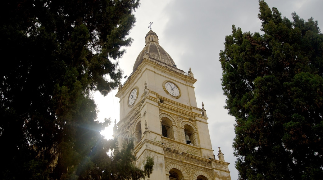 Catedral de Cochabamba que incluye elementos patrimoniales, arquitectura patrimonial y una iglesia o catedral