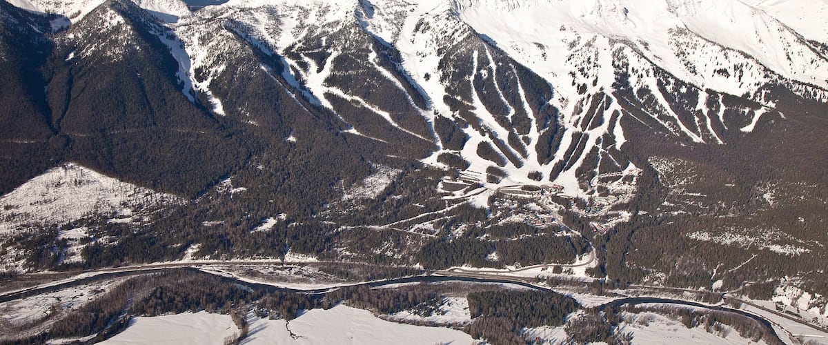 Fernie Alpine Resort which includes mountains, snow and landscape views