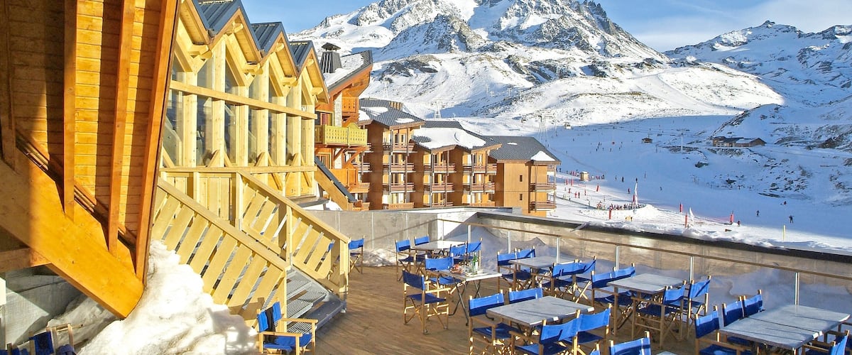 Val Thorens-laskettelukeskus joka esittää vuoret, luksushotelli tai lomakeskus ja lunta