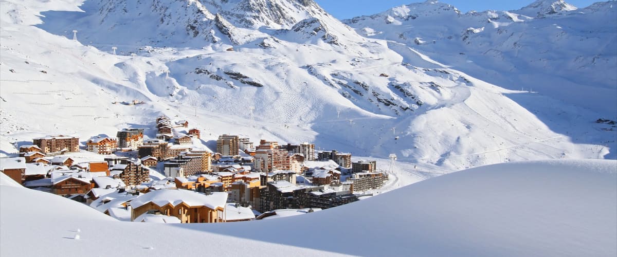 Estación de esquí de Val Thorens ofreciendo un hotel o resort de lujo, nieve y montañas