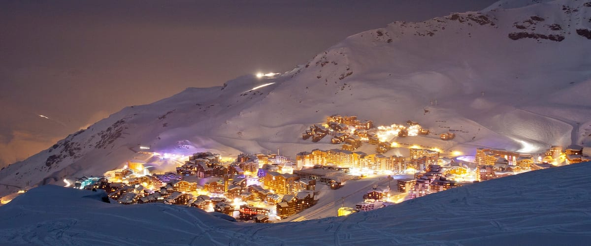 Station de ski de Val Thorens qui includes scĂšnes de nuit, neige et panoramas