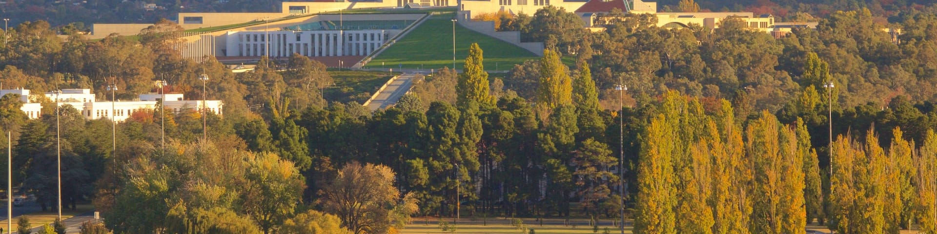 Parliament House ofreciendo un edificio administrativo y vistas de paisajes