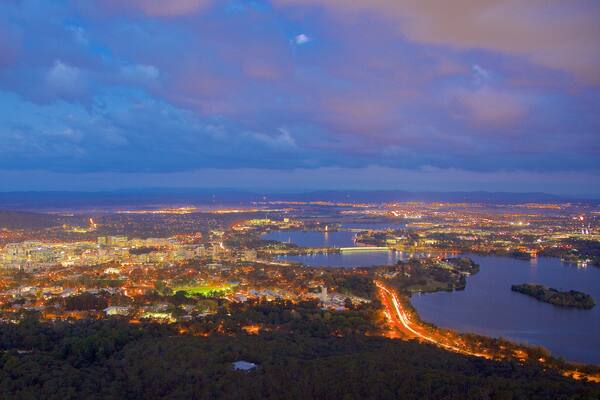 Telstra Tower welches beinhaltet bei Nacht, Landschaften und See oder Wasserstelle