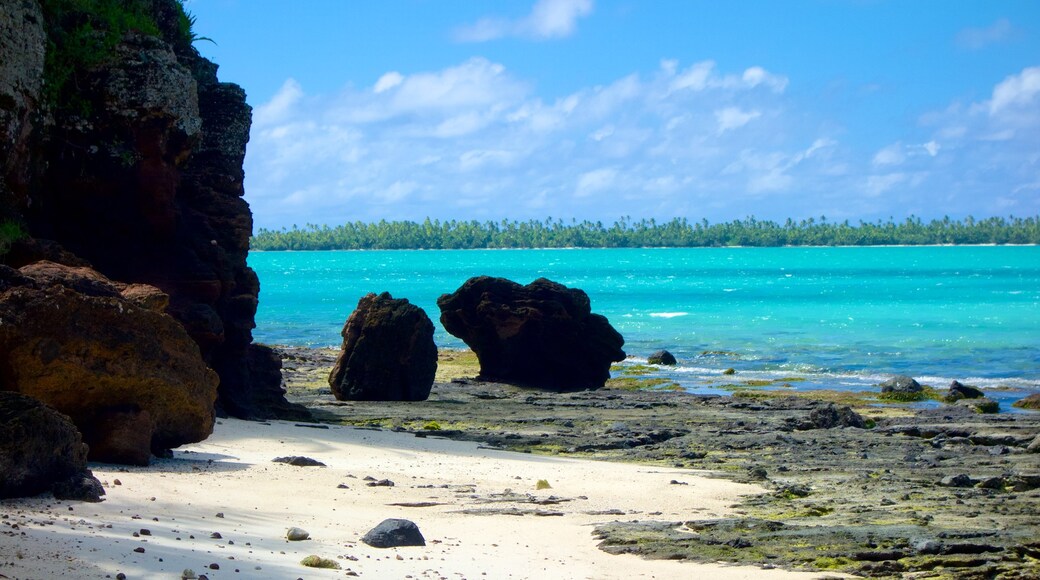 Aitutaki featuring rocky coastline