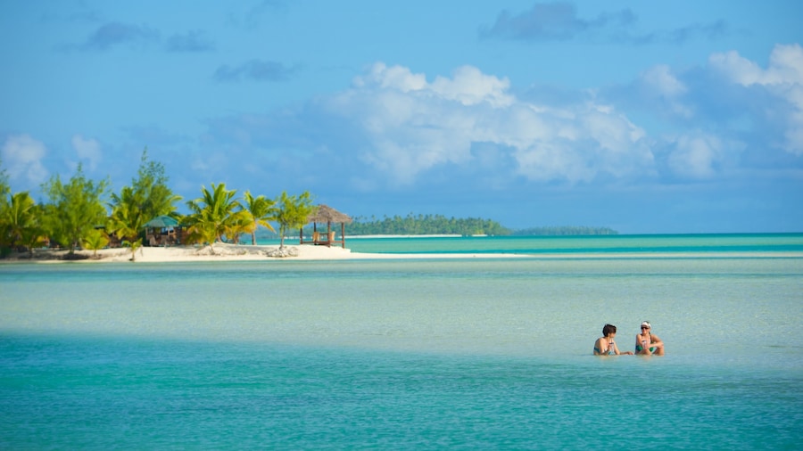 Aitutaki ofreciendo vistas generales de la costa y también un pequeño grupo de personas