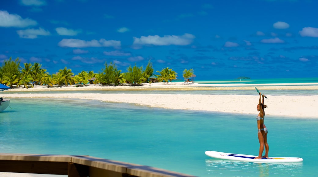 Aitutaki welches beinhaltet Strand und Wassersport sowie einzelne Frau