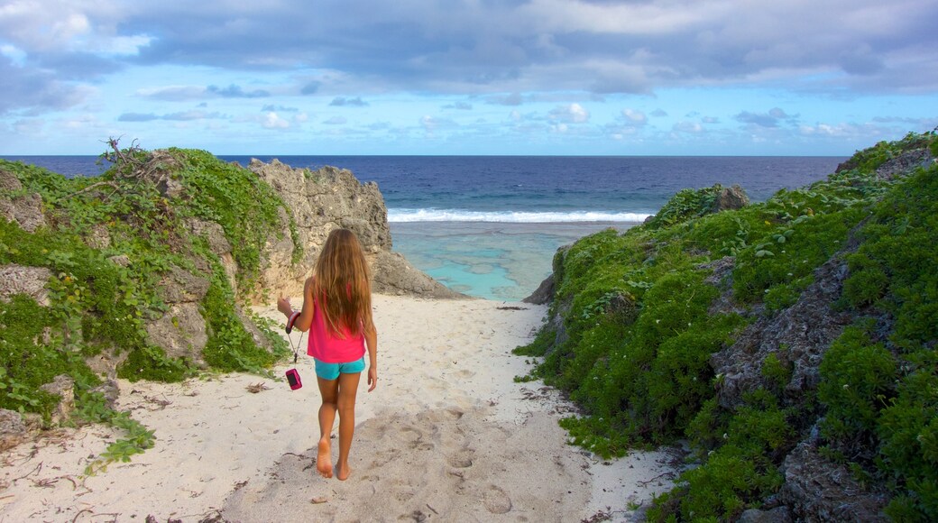 Atiu ofreciendo vista general a la costa y también un niño