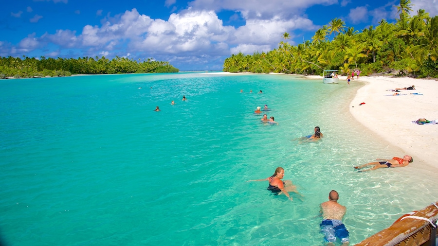 One Foot Island Beach bevat een zandstrand en ook een klein groepje mensen