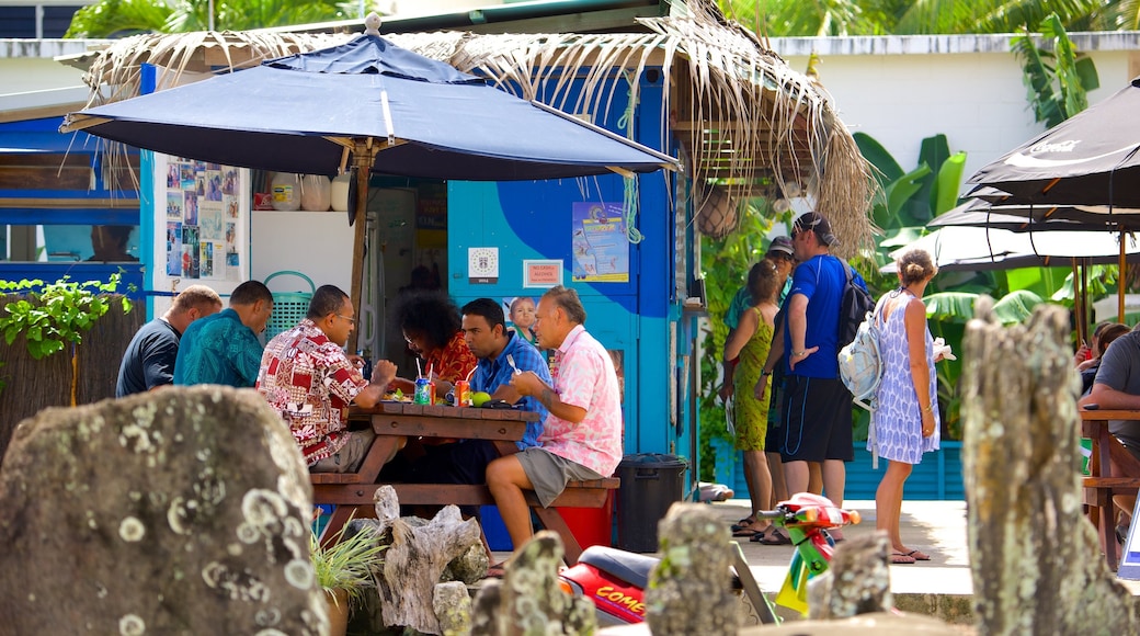 Muri Beach presenterar al fresco-restauranger såväl som en liten grupp av människor