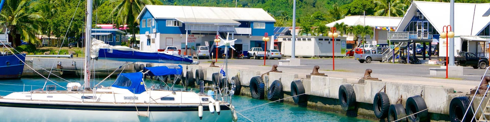 Avarua mit einem Bucht oder Hafen und Berge