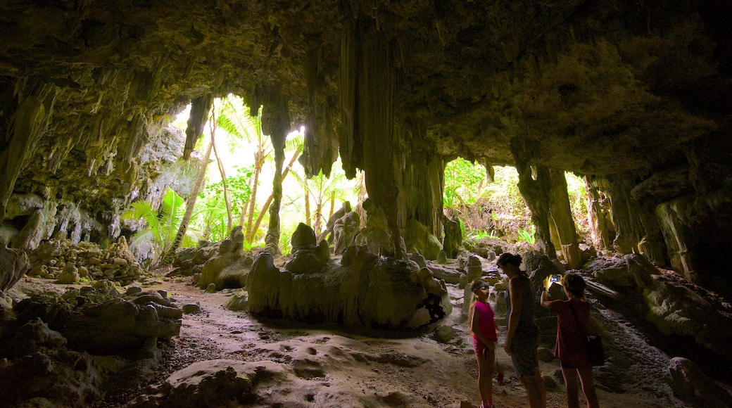 Anatakitaki Cave mostrando cavernas assim como um pequeno grupo de pessoas