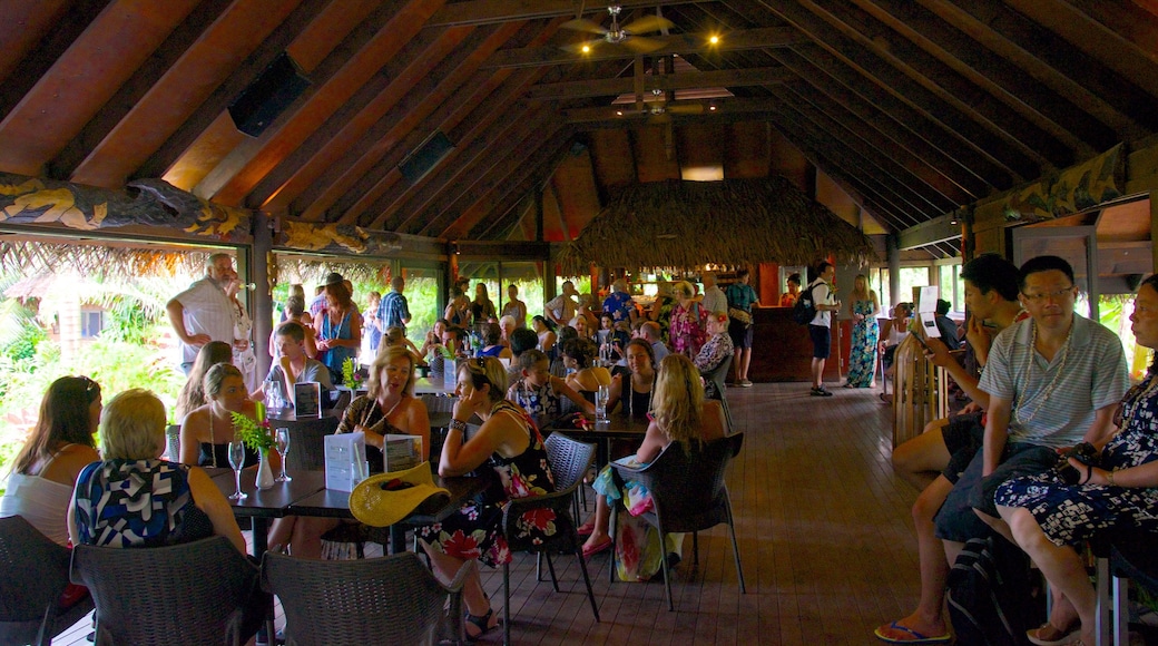 Te Vara Nui Village mettant en vedette bar aussi bien que important groupe de personnes