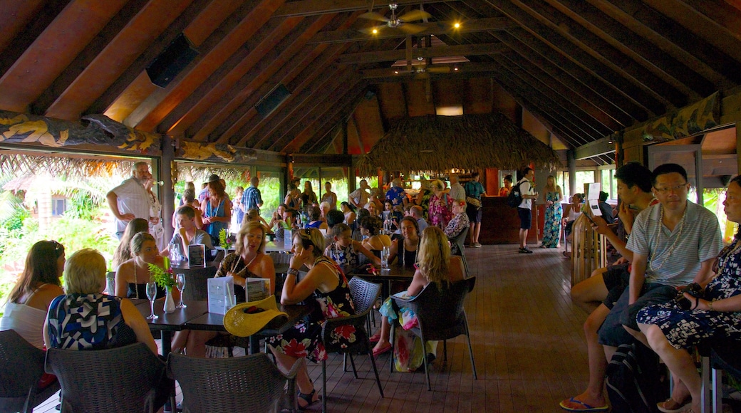 Te Vara Nui Village showing a bar as well as a large group of people