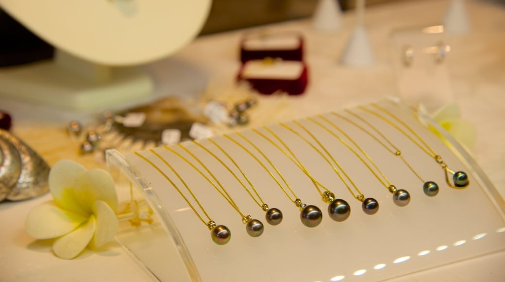 Beachcomber Pearl Market featuring shopping