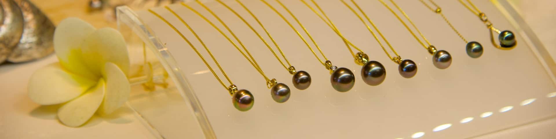 Beachcomber Pearl Market which includes shopping