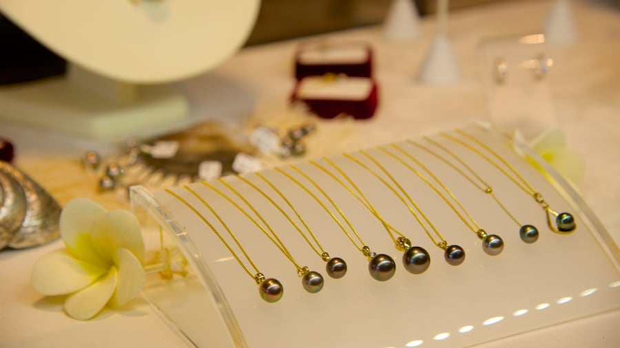 Beachcomber Pearl Market featuring shopping