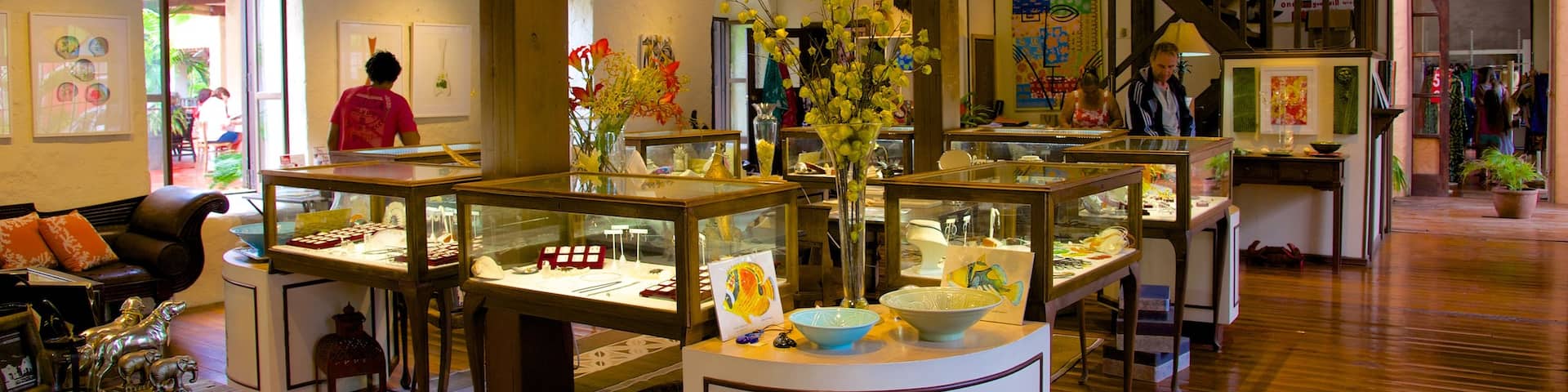 Beachcomber Pearl Market featuring shopping