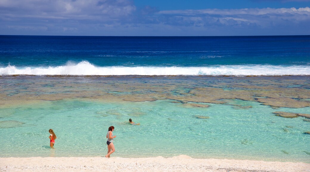 Atiu ofreciendo una playa y también un pequeño grupo de personas