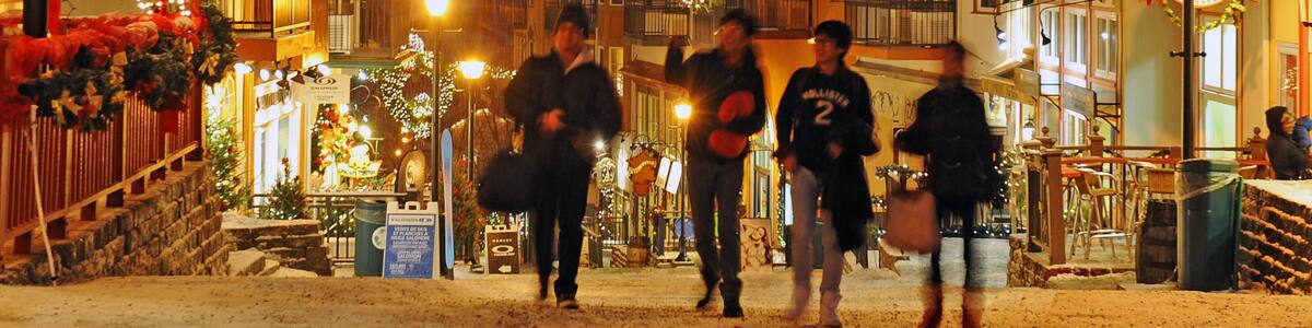 Skigebiet Mont-Tremblant das einen Stadt und bei Nacht sowie kleine Menschengruppe