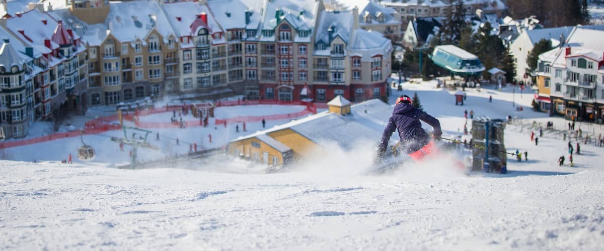 Mont-Tremblant Ski Resort featuring lunta, luksushotelli tai lomakeskus ja hiihto