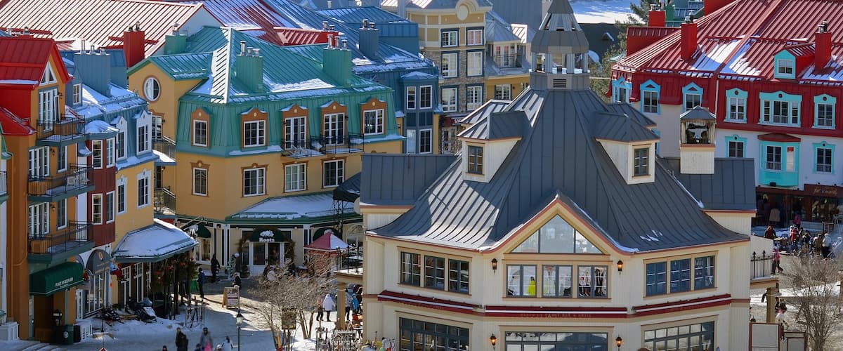 Estación de esquí Mont-Tremblant mostrando una pequeña ciudad o pueblo