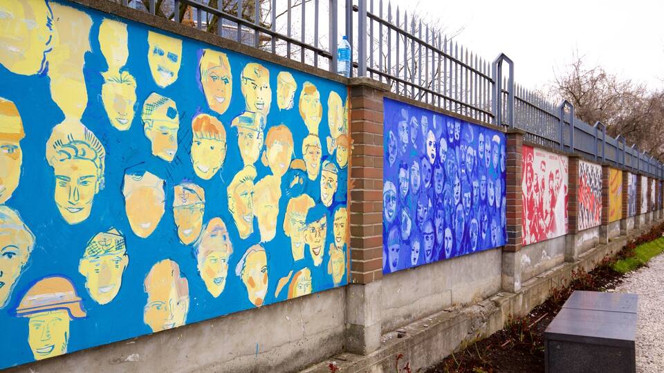 Warsaw Uprising Museum showing outdoor art