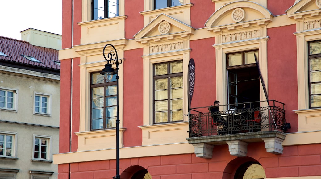 Calle Nowy Świat mostrando patrimonio de arquitectura