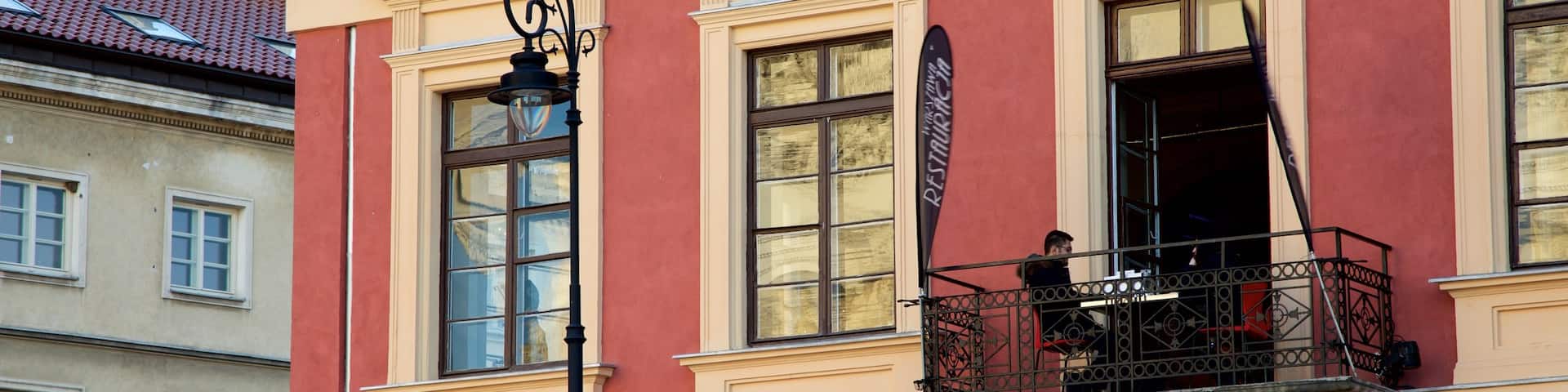 Nowy Swiat Street featuring heritage architecture