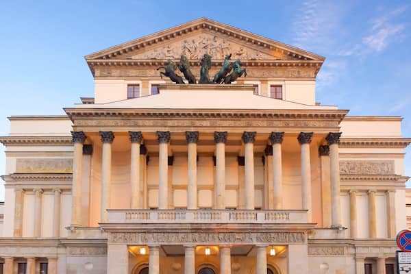 Kansallisteatteri johon kuuluu vanha arkkitehtuuri ja perintökohteet