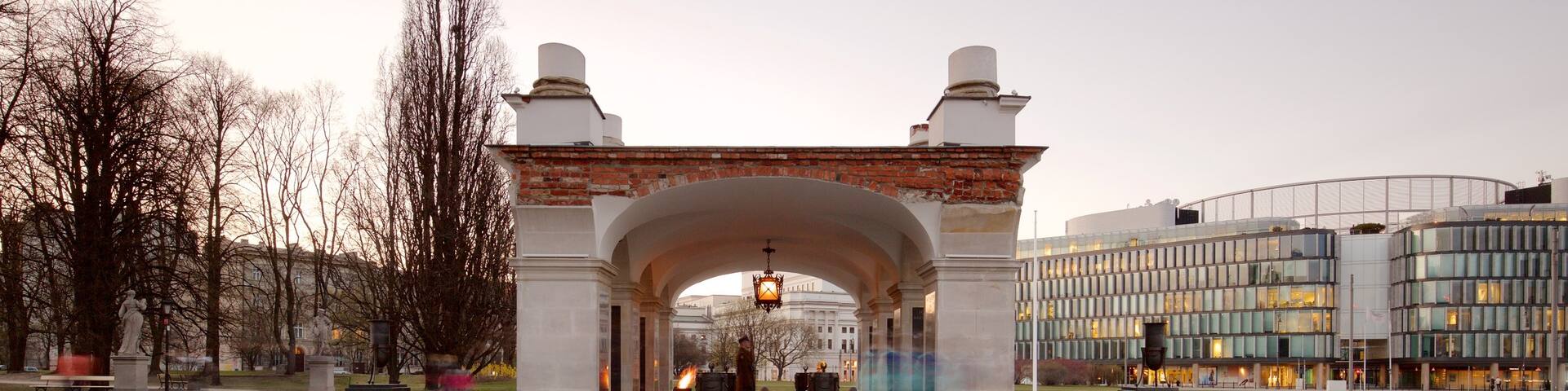 Tomb of Unknown Soldier which includes flowers